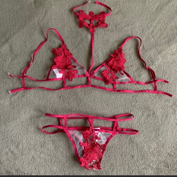 Floral Appliqué Red Lingerie Set with Choker - Picture 2 of 4